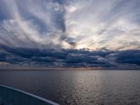 Dramatische Abendstimmung mit glühendem Horizont unter Wolkenband